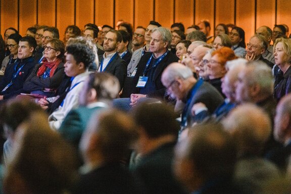 Blick auf das Publikum im Großen Saal des Ludwig Erhard Hauses.