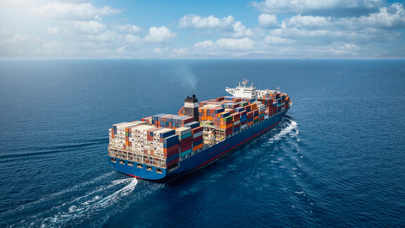 Ein Containerschiff im Ozean