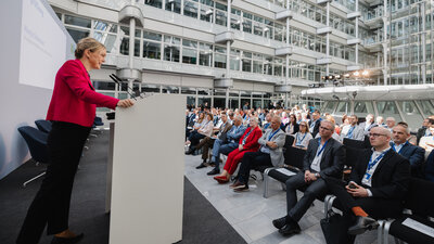 Foto von Manja Schreiner, IHK Berlin, auf einer Bühne