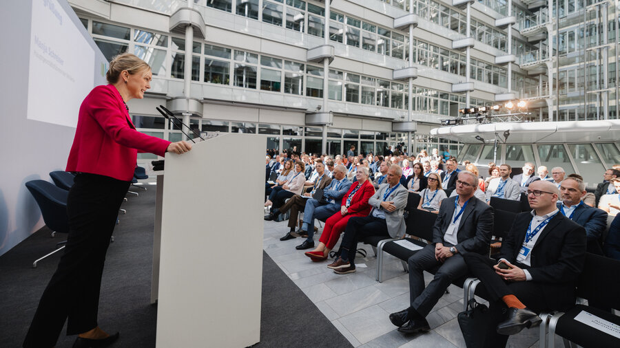 Foto von Manja Schreiner, IHK Berlin, auf einer Bühne
