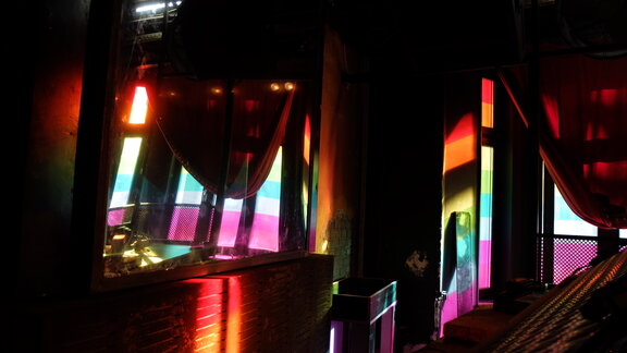 Lichter in Regenbogenfarben in der Renate.