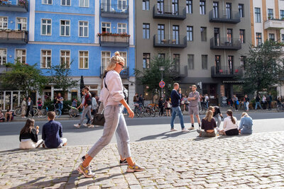 Besucher und Einheimische genießen das angenehme Sommerwetter auf der Oderberger Strasse nahe dem Mauerpark in Berlin-Prenzlauer Berg