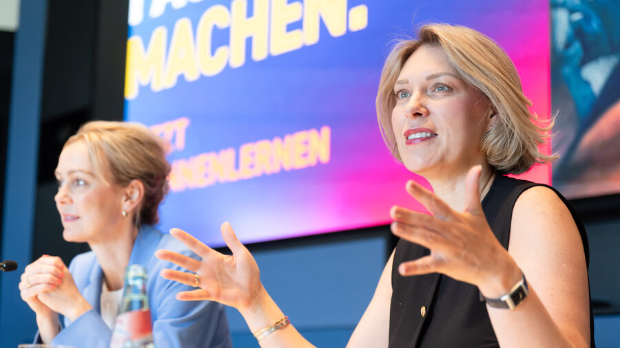 Manja Schreiner, Hauptgeschäftsführerin der IHK Berlin und Dr. Helena Melnikov, Hauptgeschäftsführerin der DIHK