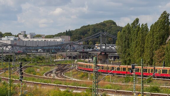 Eine S-Bahn fährt aus dem S-Bahn Gesundbrunnen. 