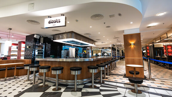 Eine stylische, Diner-anmutende Bar von Goldies.