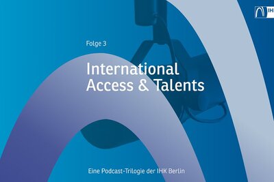 Zu sehen ist eine Grafik des Podcasts der IHK Berlin. Auf einem blauen Hintergrund steht: Folge 3 International Access & Talents.