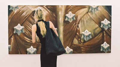 Frau betrachtet ein Kunstwerk auf der Berlin Art Week 2025.