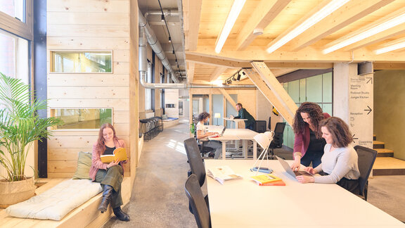 Heller Coworking Space auf unterschiedlichen Ebenen. 