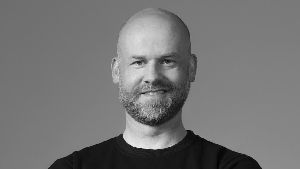 Ein Mann lächelt freundlich in die Kamera. Es ist Michael Fischer von Miles 