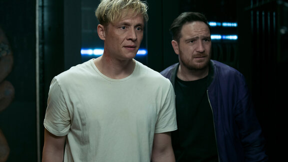 Zwei mittelalte Männer während einer Filmszene. Es sind die Schauspieler Matthias Schweighöfer und Frederick Lau