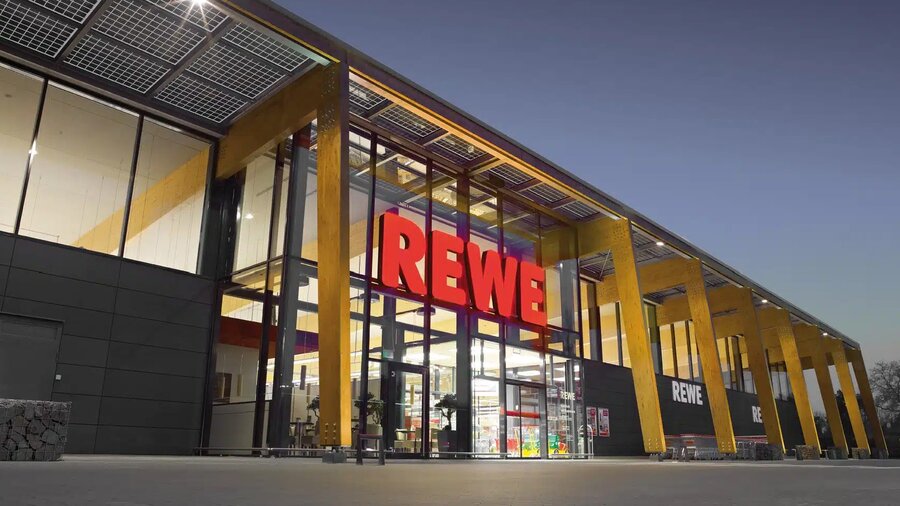 Zu sehen ist ein nachhaltig gebauter Rewemarkt.