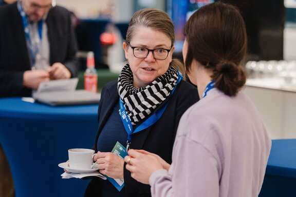 Zwei Frauen unterhalten sich.