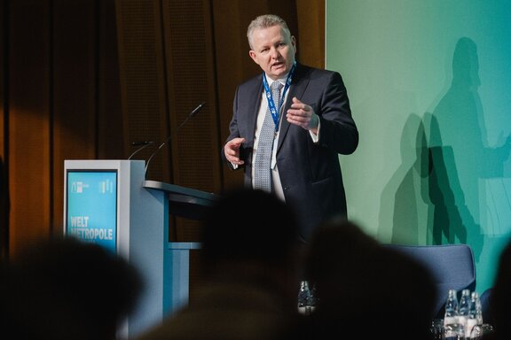 Ein Mann hält eine Rede an einem Pult.