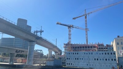 Baufortschritt des Projekts Port One mit Baucontainern und Kränen