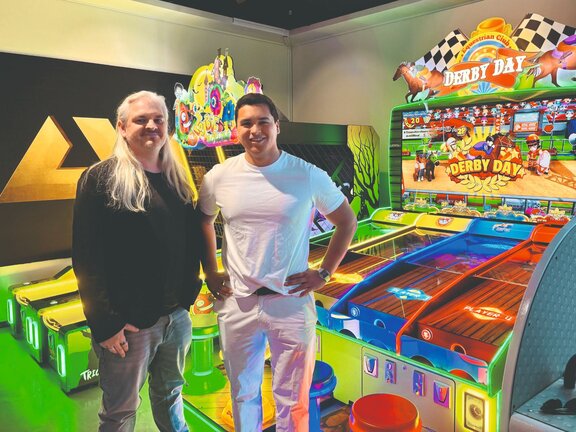 Foto des Gründers und CEO Dorian Gorr, welcher die beschriebenen langen, weißen Haare hat, und seinem Geschäftspartner Justus Scheper, CEO der KMS Handels GmbH. 