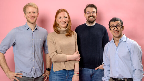 Foto des KoRo-Vorstand: CEO Florian Schwenkert, COO Steffani Busch, CFO Dr. Daniel Kundt und CPO Constantinos Calios