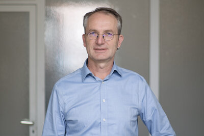 Porträt von Martin Müller, Geschäftsführer der molitor GmbH. Er blickt in die Kamera und leitet ein Unternehmen, das Ausstellungen konzipiert, gestaltet und realisiert.