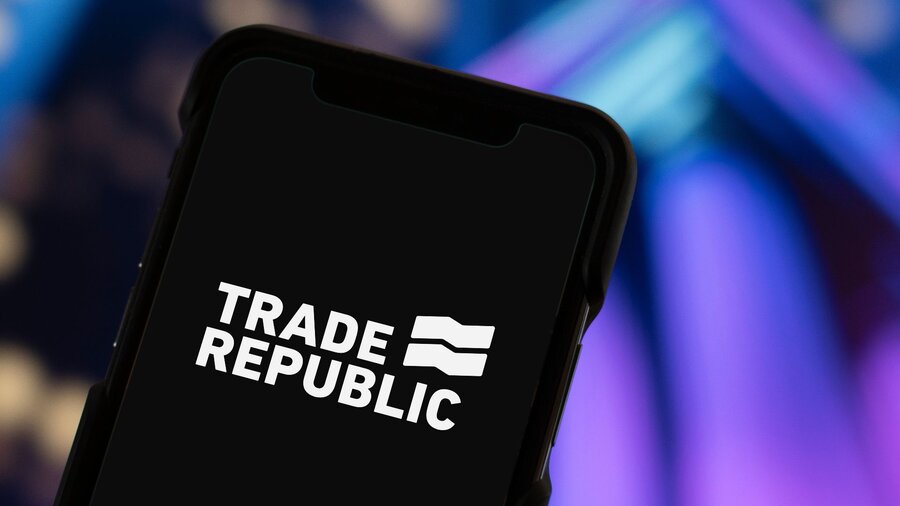 Zu sehen ist ein Handy, auf dem das Logo der Finanz-App Trade Republic zu sehen ist.