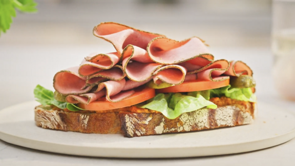 Brot mit Salat, Tomate und Kräuterschinken-Alternative von Project Eaden. 
