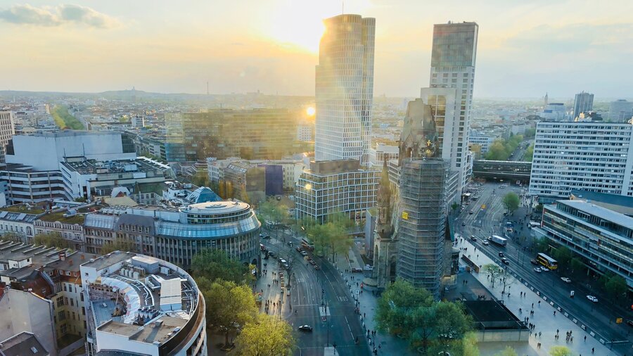 Man sieht eine Stadt mit mehreren Hochhäusern aus der Vogelperspektive. Es handelt sich um Berlin.