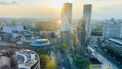 Man sieht eine Stadt mit mehreren Hochhäusern aus der Vogelperspektive. Es handelt sich um Berlin.