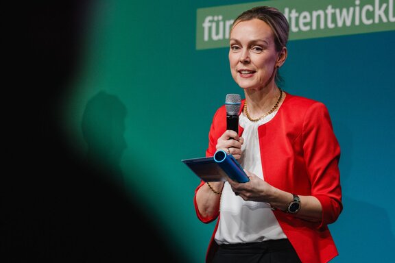 IHK-Hauptgeschäftsführerin Manja Schreiner spricht in ein Mikrofon.