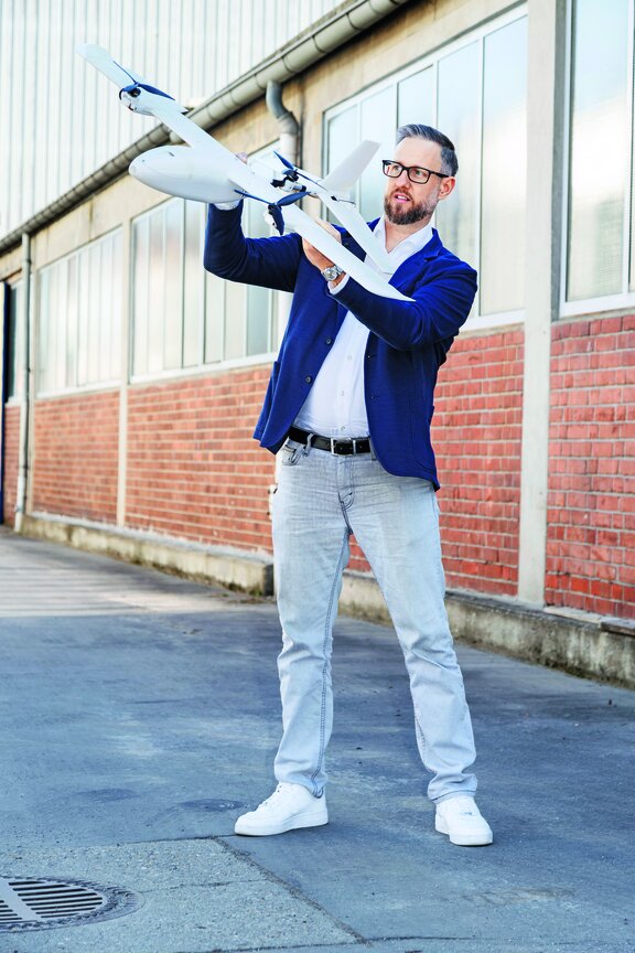 Sebastian Stutte präsentiert den Prototyp einer Flugdrohne