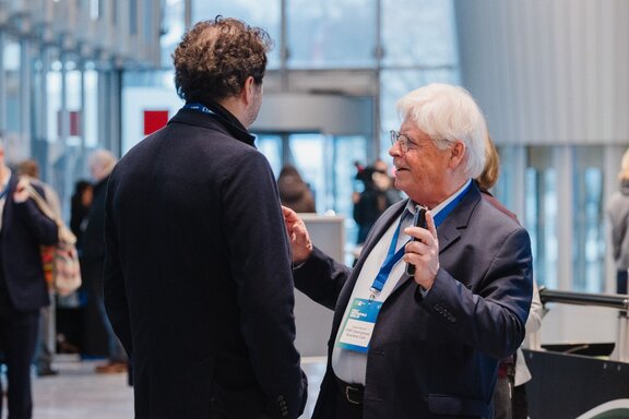 Zwei Herren unterhalten sich.