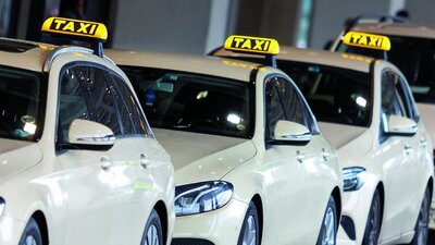 Foto von mehreren Taxen