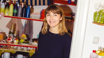 Kerstin Finger, Gründerin von Amore Store, vor ihrem Non-Food-Warenangebot im Amore Store.