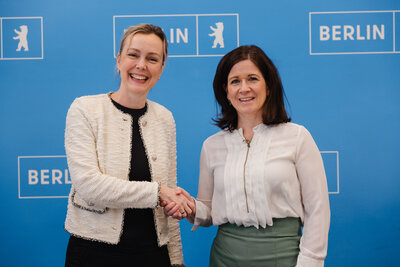 IHK-Hauptgeschäftsführerin Manja Schreiner und Bildungssenatorin Katharina Günther-Wünsch