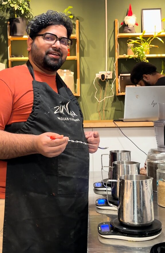 Zu sehen ist ein Mann mit Küchenschürze, es ist Abdul Raoof Mohammed