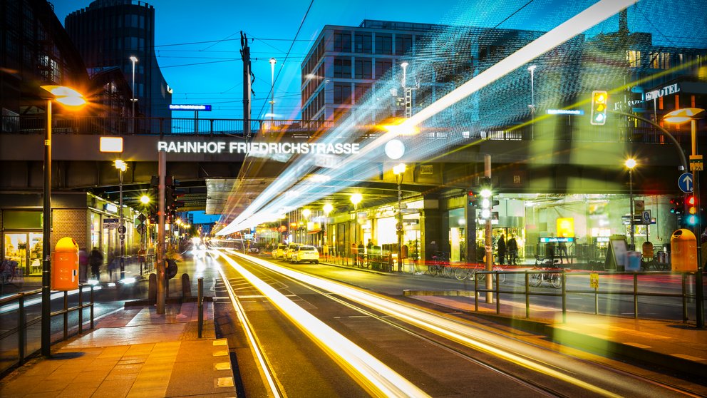 Die Friedrichstraße am S-Bahnhof