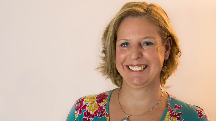 Portraitfoto einer mittelalten Frau mit blonden Haaren.