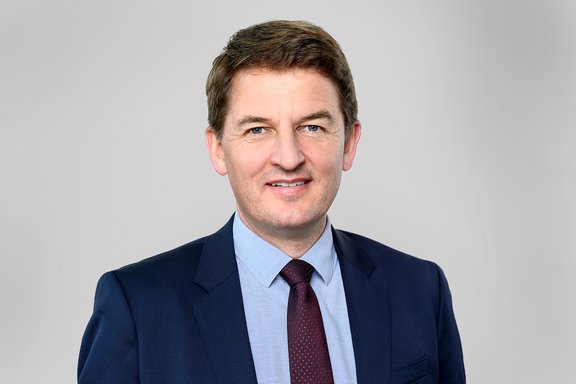 Mann mit Anzug und Krawatte