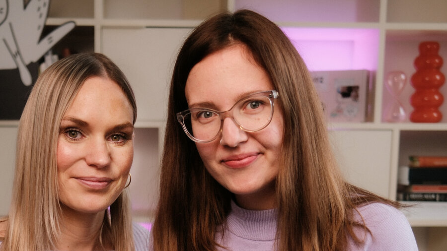 Porträt der STRAYZ-Gründerinnen Saskia te Kaat und Madeline Metzsch in ihrem Büro. 