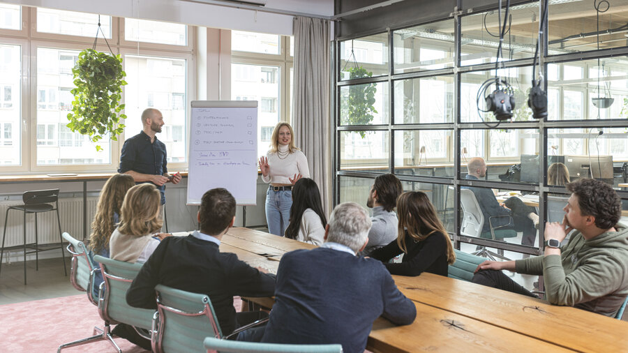Blick in einen Besprechungsraum am Firmensitz von hy Consulting in Berlin.