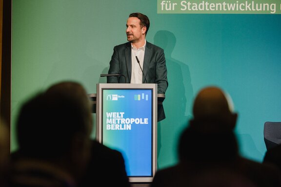 IHK-Vizepräsident Robert Rückel hält eine Rede an einem Pult.