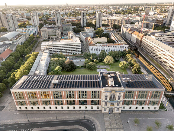 Die Außenansicht des Gebäudes, in dem die ESMT sitzt. Aufgenommen von einer Drohne.