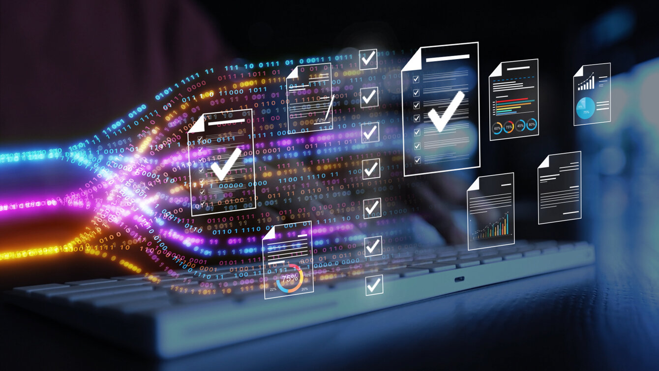 Zahlencodes und Diagramme vor einer Computertastatur