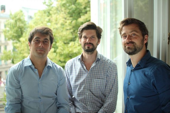 Drei Männer schauen in die Kamera