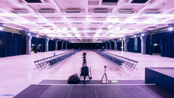 Eine große halle mit Stuhlreihen, Vorbereitung für ein Fashion-Event.