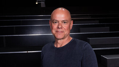 Ein lächelnder Mann trägt einen dunklen Pulli und steht in einem Vorführraum. Es ist Rise-Geschäftsführer Sven Pannicke.