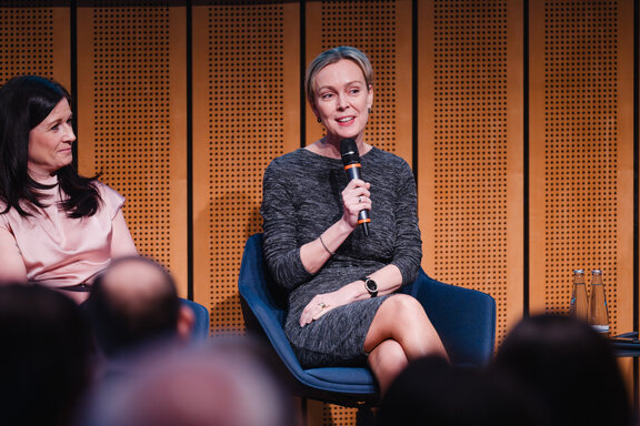 Podiumssituation beim Jakobb‑Kongress mit mehreren Diskutierenden