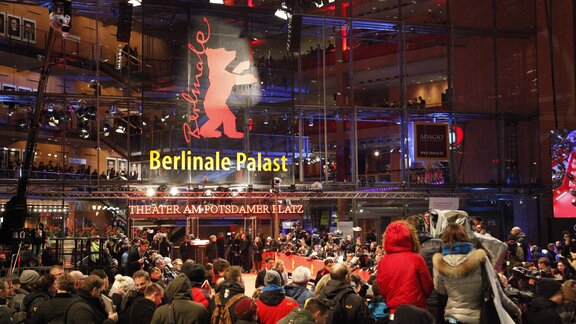 Viele Menschen stehen am roten Teppich vor dem Berlinale Palast am Potsdamer Platz