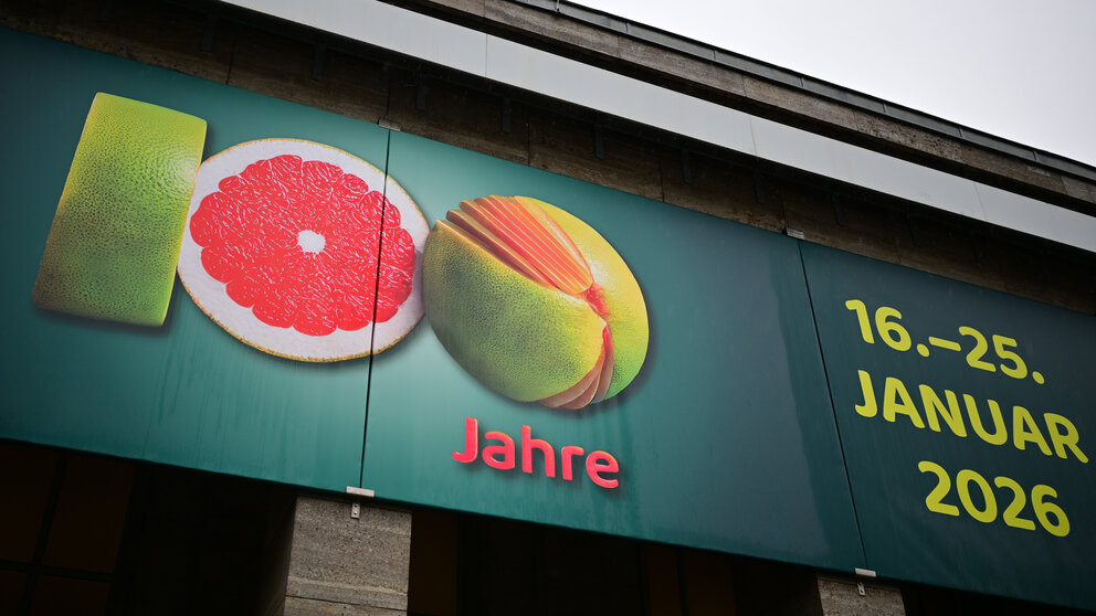 Großes Plakat an einem Gebäude. Es zeigt das Veranstaltungsdatum der Grünen Woche Berlin 2026.