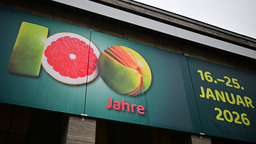 Großes Plakat an einem Gebäude. Es zeigt das Veranstaltungsdatum der Grünen Woche Berlin 2026.