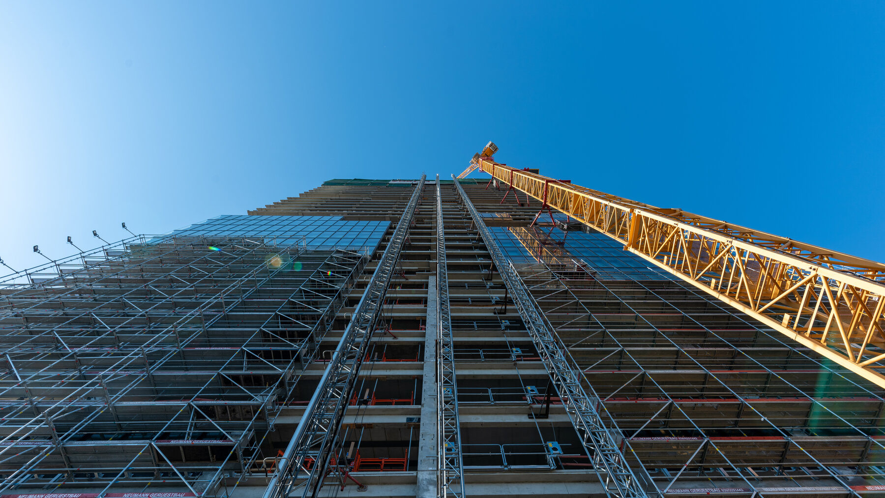 Ein halbfertiges Hochhaus vor blauen Himmel