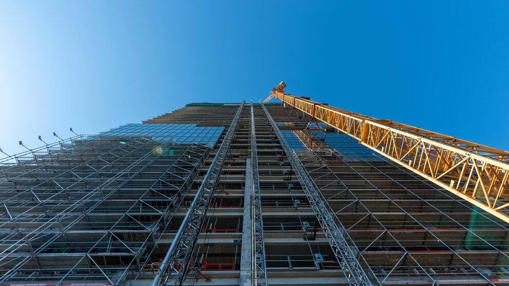 Ein halbfertiges Hochhaus vor blauen Himmel