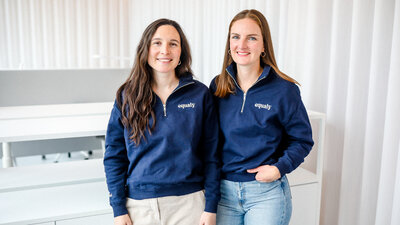 Porträtfoto von Ronja Hoffacker und Louisa Plasberg, CEO und Geschäftsführerinnen von equaly.